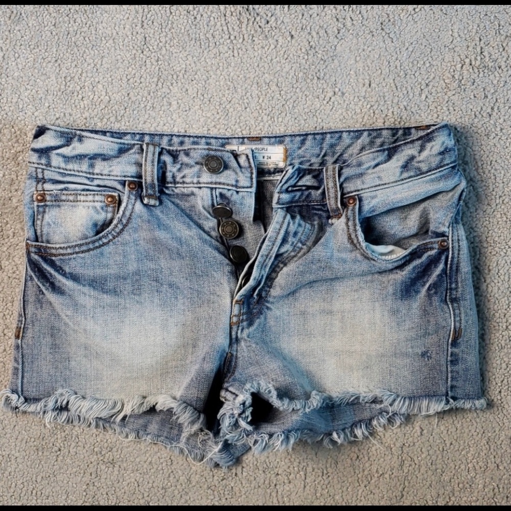 FREE PEOPLE SIZE W 24 BUTTON FLY JEAN SHORTS